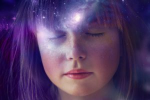 Jeune fille avec lumière sur le 3ème œil - 1920x1281